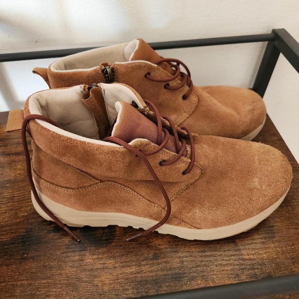 Canoe III Weather Boots in classic chestnut brown suede
Kid/Youth US 6